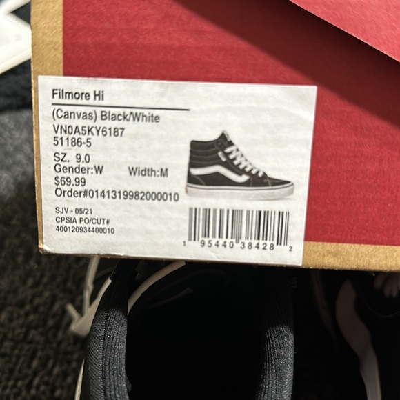 I am selling a pair of Vans shoes. - Picture 7 of 7